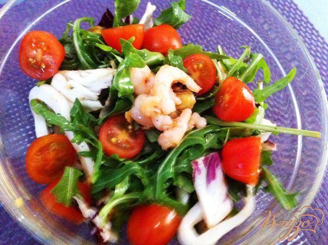 Фото приготовление рецепта: Салат с морепродуктами шаг №6