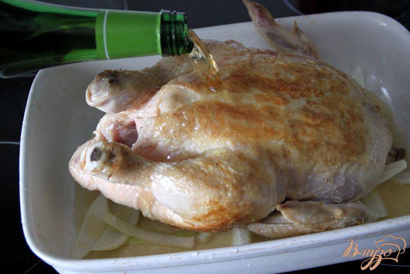 Фото приготовление рецепта: Курица, запечённая в сидре, с яблоками и луком шаг №2