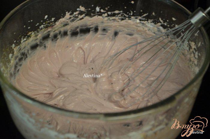 Фото приготовление рецепта: Торт праздничный с ягодным вкусом шаг №4