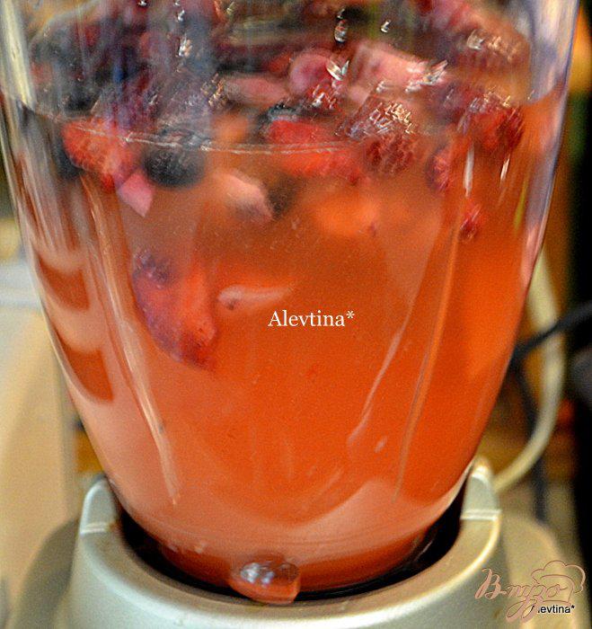 Фото приготовление рецепта: Бодрость ягодный смузи шаг №2