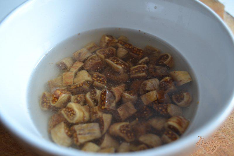 Фото приготовление рецепта: Гарнир из крупы с инжиром и миндалем шаг №1