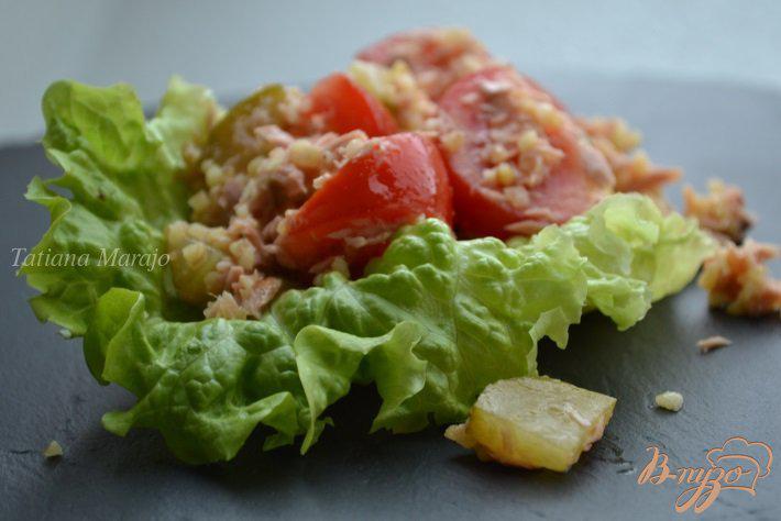 Фото приготовление рецепта: Салат с булгуром, тунцом и томатами шаг №3