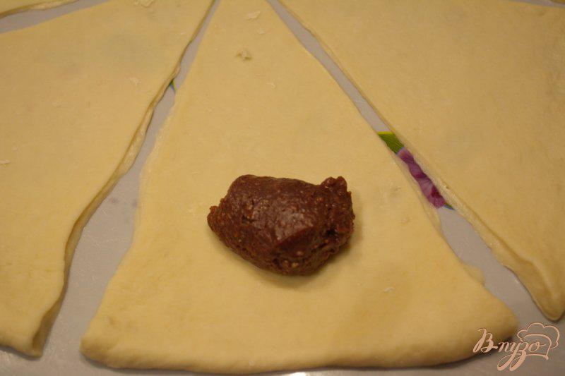 Фото приготовление рецепта: Круассанчики дрожжевые с шоколадной Нутеллой. шаг №4
