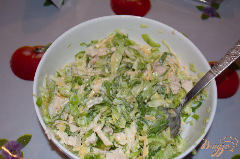 Фото приготовление рецепта: Салат из капусты, курицы и сухариков с сыром шаг №5