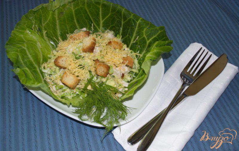 Фото приготовление рецепта: Салат из капусты, курицы и сухариков с сыром шаг №6