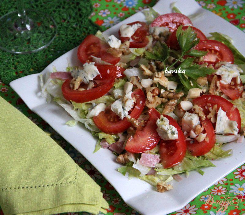 Фото приготовление рецепта: Салат с ветчиной, томатами, горгонзолой и орехами шаг №4