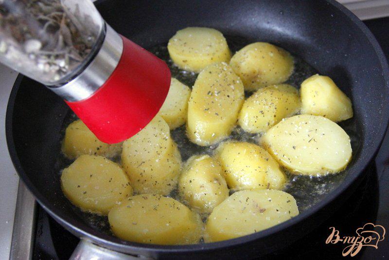 Фото приготовление рецепта: Картофель жареный по деревенски шаг №2