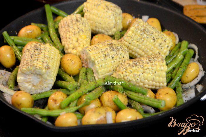 Фото приготовление рецепта: Картофель с кукурузой и зеленой фасолью шаг №3