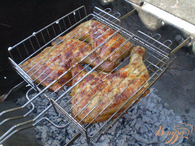 Фото приготовление рецепта: Куриные ножки в томатном соке с базиликом шаг №8