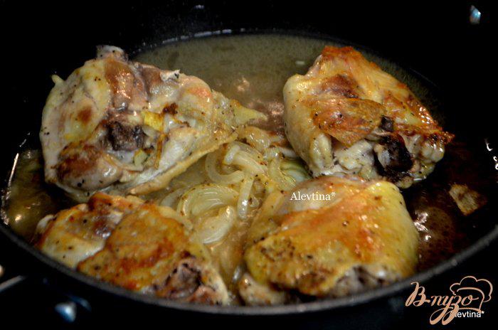 Фото приготовление рецепта: Курица в бальзамическом уксусе с оливками и орехами шаг №3
