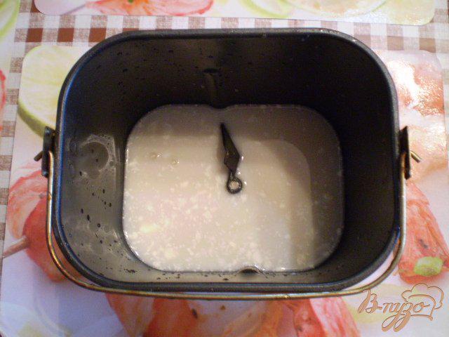 Фото приготовление рецепта: Хлеб на кислом молоке с кунжутом шаг №3