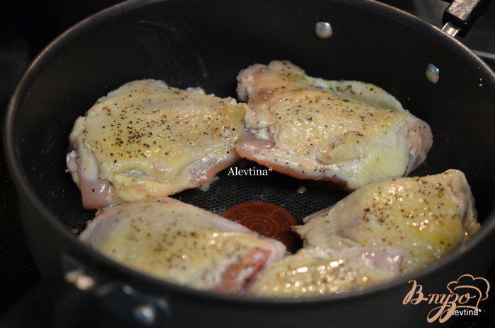 Фото приготовление рецепта: Курица с овощами в горчичном-вином соусе шаг №2