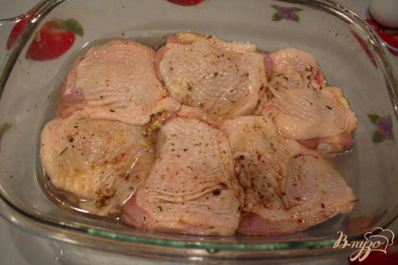 Фото приготовление рецепта: Куриные бедра запеченные в вине с шашлычными специями шаг №3
