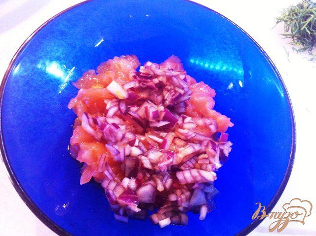 Фото приготовление рецепта: Тартар из лосося с каперсами и красным луком шаг №4
