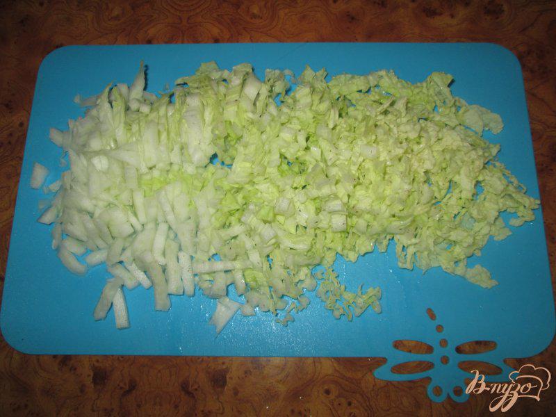 Фото приготовление рецепта: Салат из пекинской капусты с кукурузой шаг №2