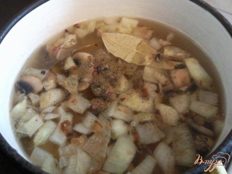 Фото приготовление рецепта: Суп-пюре с сельдереем и шампиньонами шаг №4