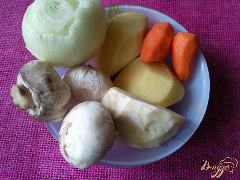 Фото приготовление рецепта: Суп-пюре с сельдереем и шампиньонами шаг №1