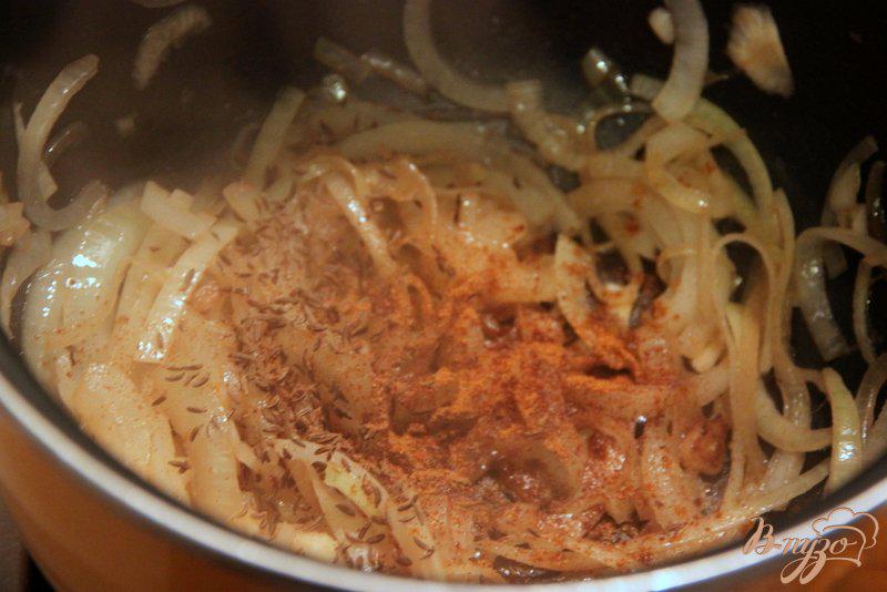 Фото приготовление рецепта: Суп с тыквой, фасолью и колбасками шаг №3