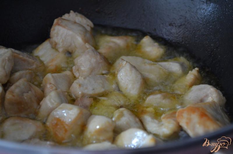 Фото приготовление рецепта: Плов из куриного мяса с тремя видами круп шаг №2