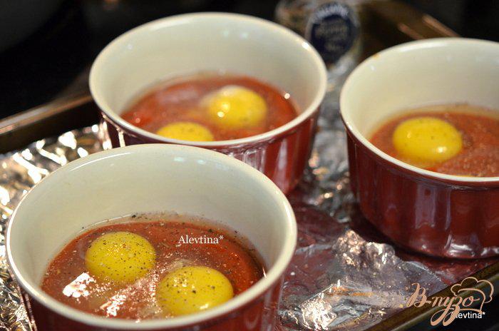 Фото приготовление рецепта: Запеченный яйца в остром томатном соусе шаг №1