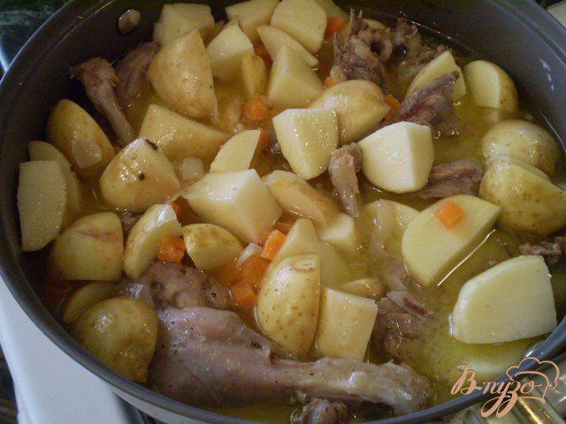 Фото приготовление рецепта: Утка с молодым картофелем и укропом шаг №6