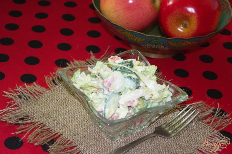 Фото приготовление рецепта: Капустный салат с огурцом и курицей шаг №5