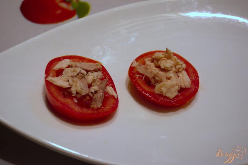 Фото приготовление рецепта: Закусочные помидоры с тунцом под шубой шаг №2