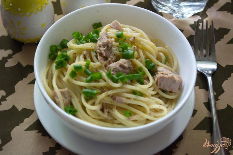 Фото приготовление рецепта: Спагетти с тунцом и зеленым луком шаг №5