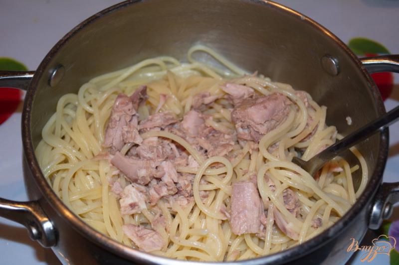 Фото приготовление рецепта: Спагетти с тунцом и зеленым луком шаг №3