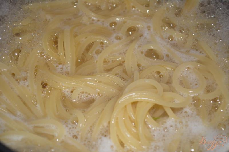 Фото приготовление рецепта: Спагетти с тунцом и зеленым луком шаг №2