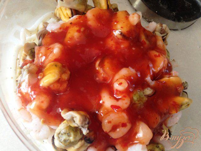 Фото приготовление рецепта: Закуска из морепродуктов в сладком маринаде шаг №8