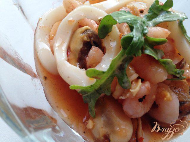 Фото приготовление рецепта: Закуска из морепродуктов в сладком маринаде шаг №10