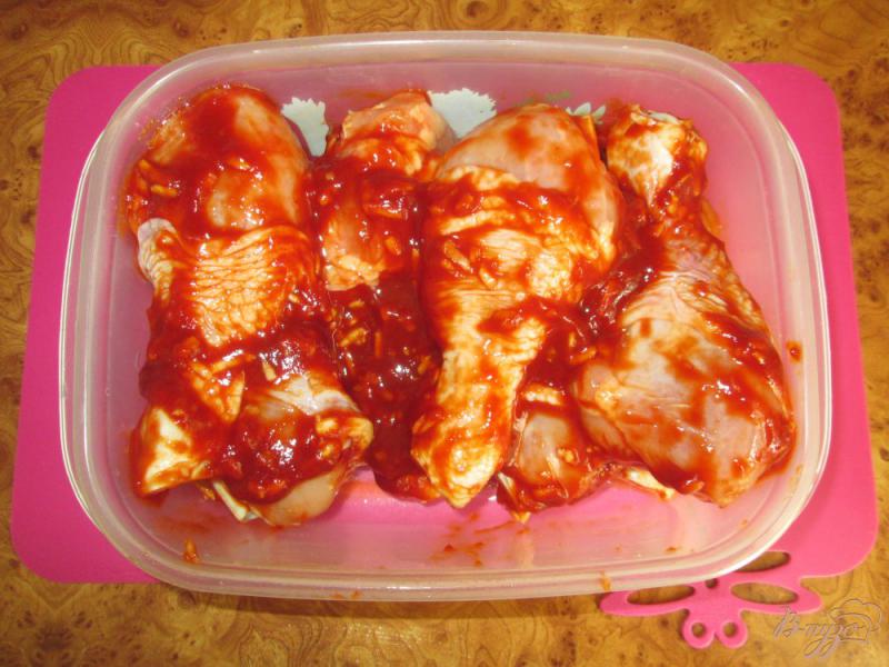 Фото приготовление рецепта: Голень курицы в маринаде из соевого соуса шаг №4