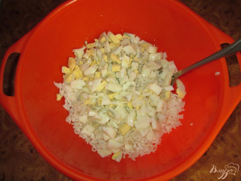Фото приготовление рецепта: Салат с рисом и тунцом шаг №2