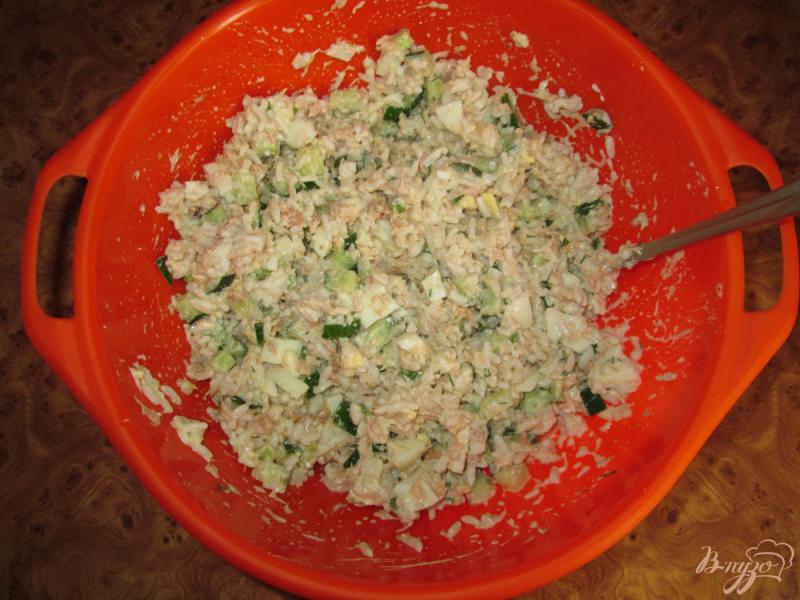 Фото приготовление рецепта: Салат с рисом и тунцом шаг №6