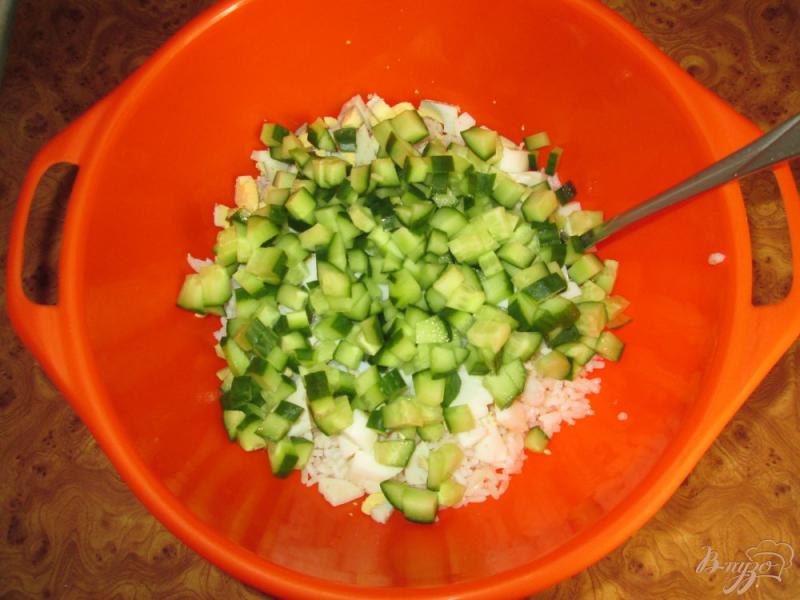Фото приготовление рецепта: Салат с рисом и тунцом шаг №3