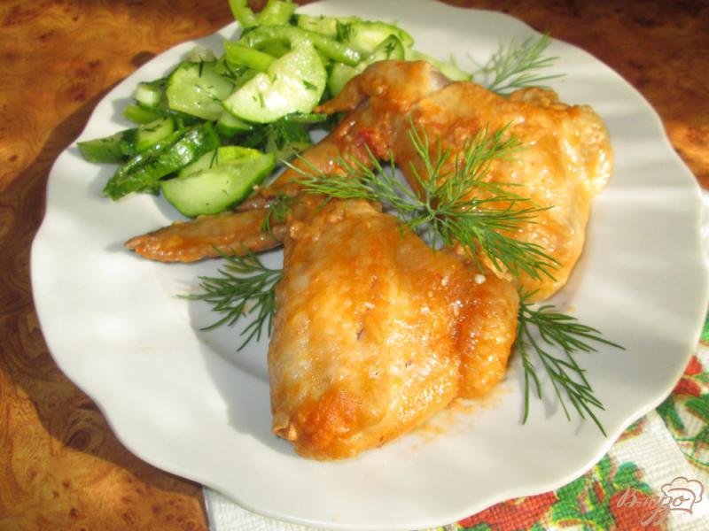 Фото приготовление рецепта: Куриные крылышки запеченные в соусе шаг №8