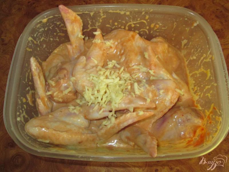 Фото приготовление рецепта: Куриные крылышки запеченные в соусе шаг №3
