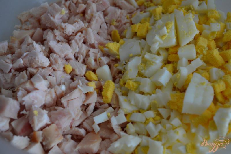 Фото приготовление рецепта: Оладьи с копченой курятиной и яйцом шаг №2