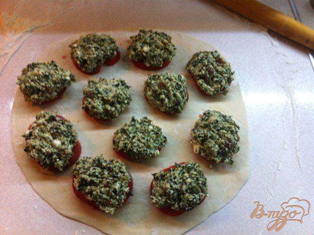 Фото приготовление рецепта: Пирожки с фетой, помидорами и шпинатом шаг №13