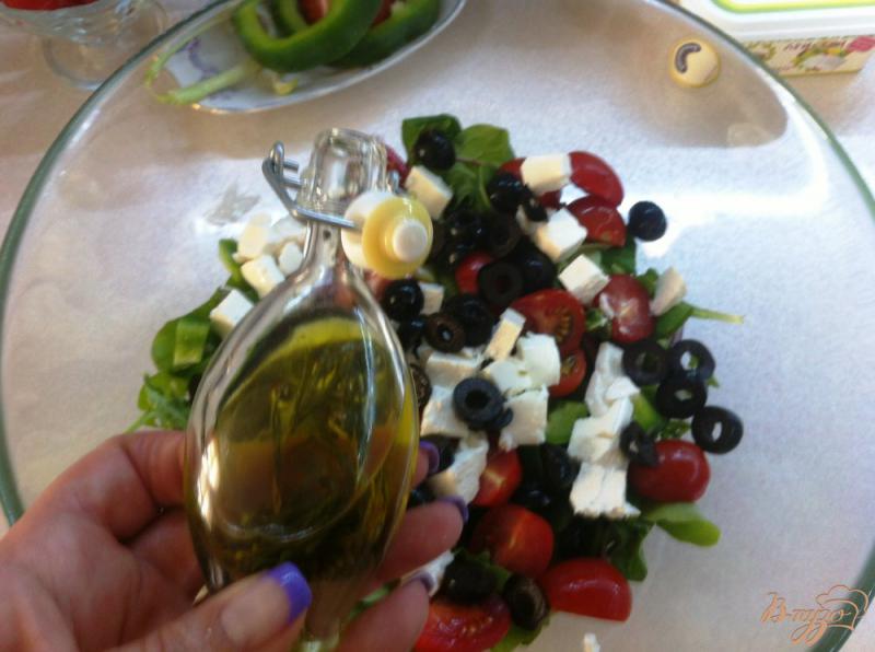 Фото приготовление рецепта: Салатный MIX с сыром фета и оливками шаг №8