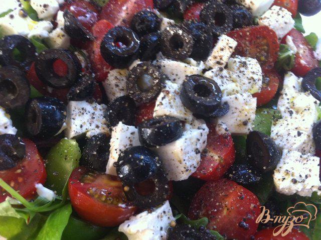 Фото приготовление рецепта: Салатный MIX с сыром фета и оливками шаг №9