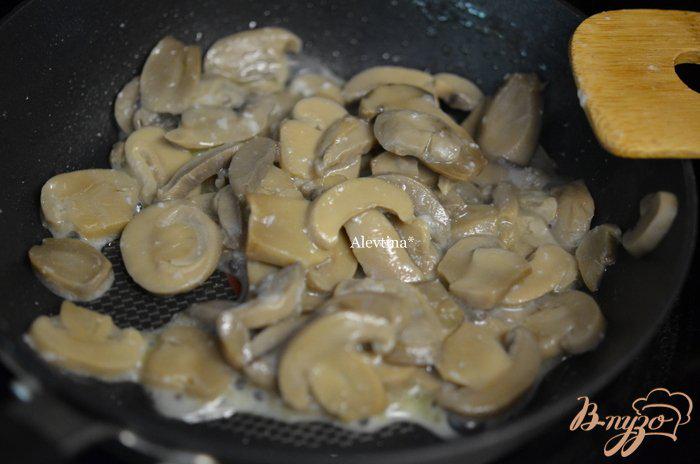 Фото приготовление рецепта: Шпинатный салат с яйцом, беконом и грибами шаг №2