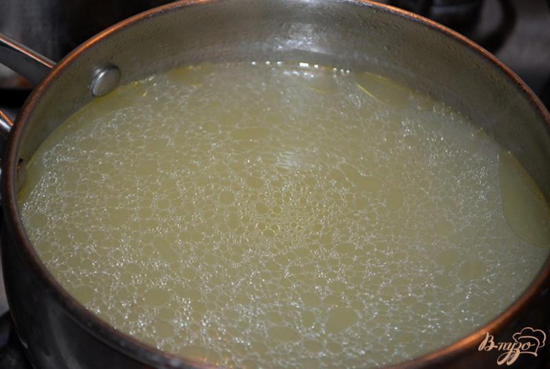 Фото приготовление рецепта: Нежный бульон из курицы с яйцом и макаронами шаг №4