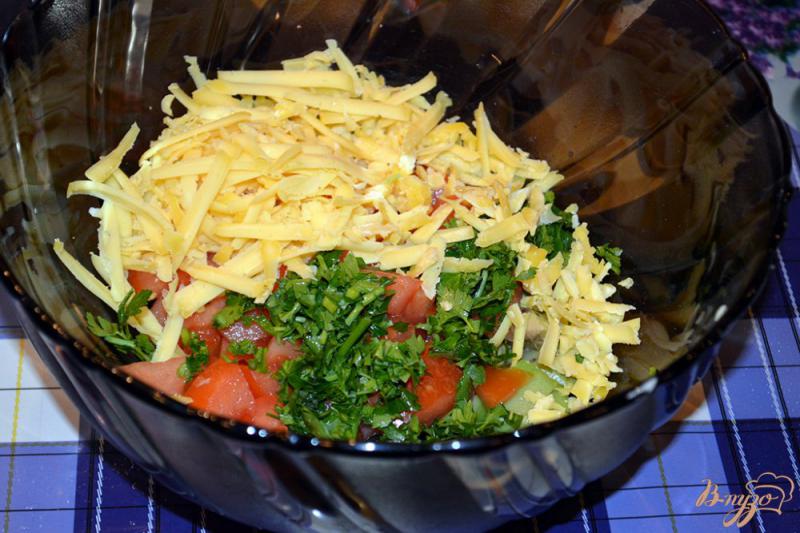 Фото приготовление рецепта: Овощной салат с авокадо, помидором и сыром шаг №4