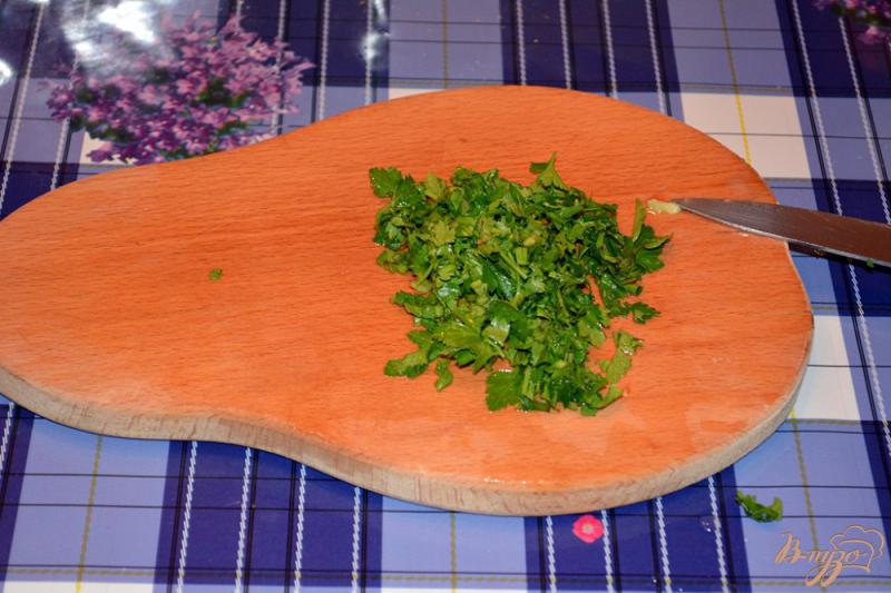 Фото приготовление рецепта: Овощной салат с авокадо, помидором и сыром шаг №3