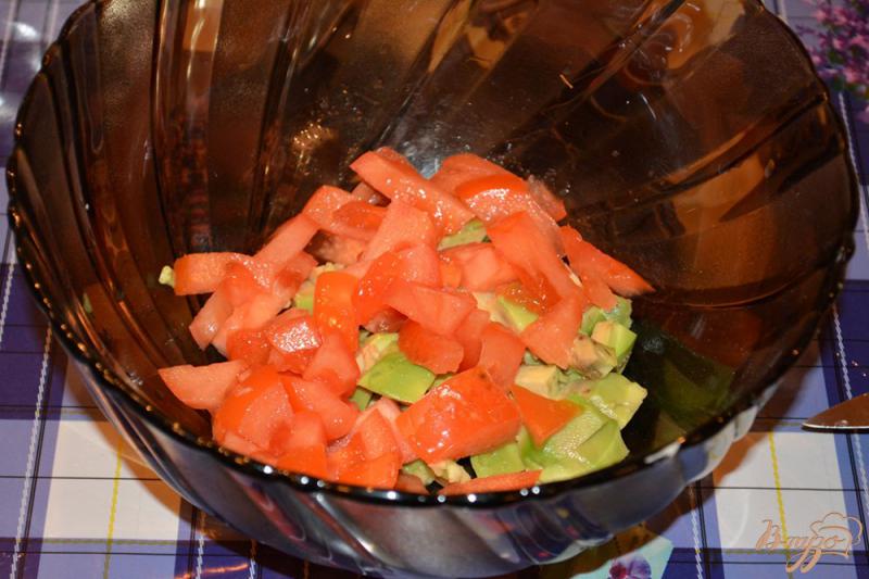 Фото приготовление рецепта: Овощной салат с авокадо, помидором и сыром шаг №2