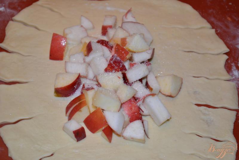 Фото приготовление рецепта: Кулебяка с яблоком из слоеного дрожжевого домашнего теста шаг №5