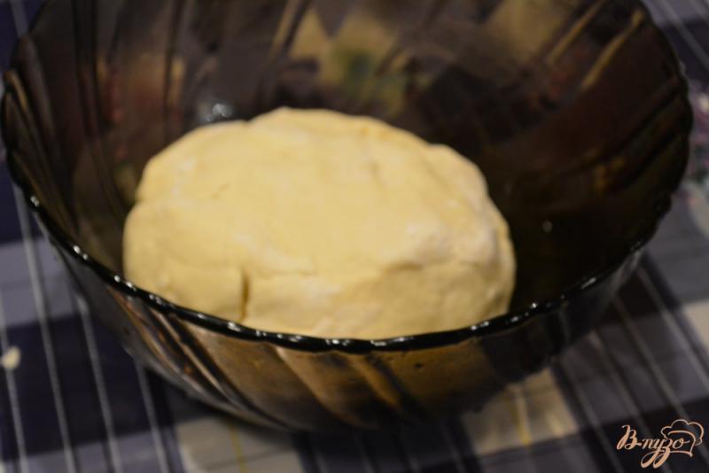 Фото приготовление рецепта: Кулебяка с яблоком из слоеного дрожжевого домашнего теста шаг №3