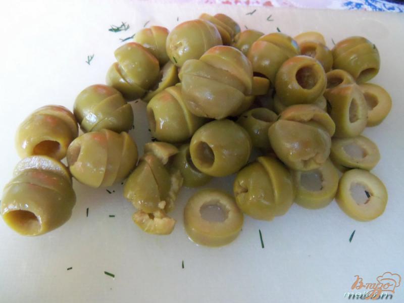 Фото приготовление рецепта: Салат с оливками и огурцом шаг №2